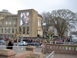 line outside museum