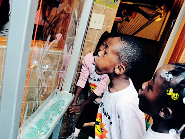 Kids exploring Bubble-Ology exhibition at Kid Senses.